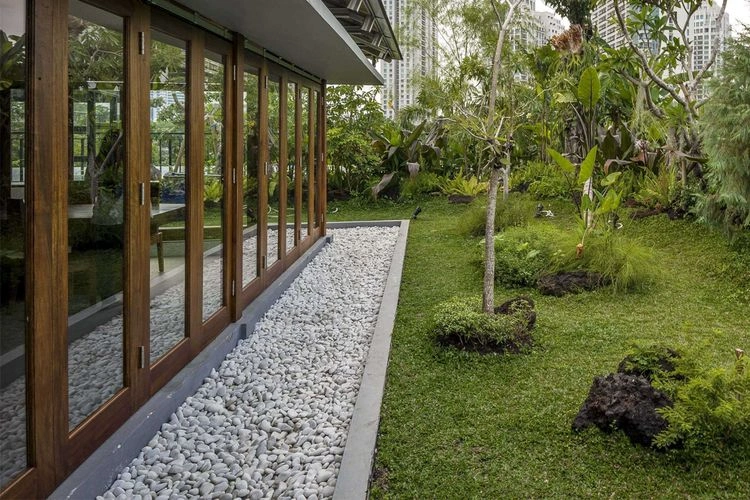 7-ide-taman-batu-alam-estetis-dan-minim-perawatan